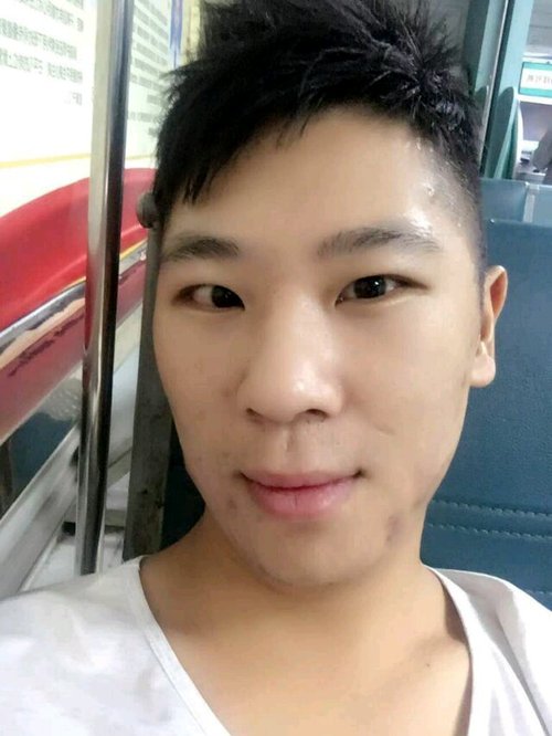 本人长相普通,老实,抽烟不喝酒,在广东工作,老家有一个二层的房子